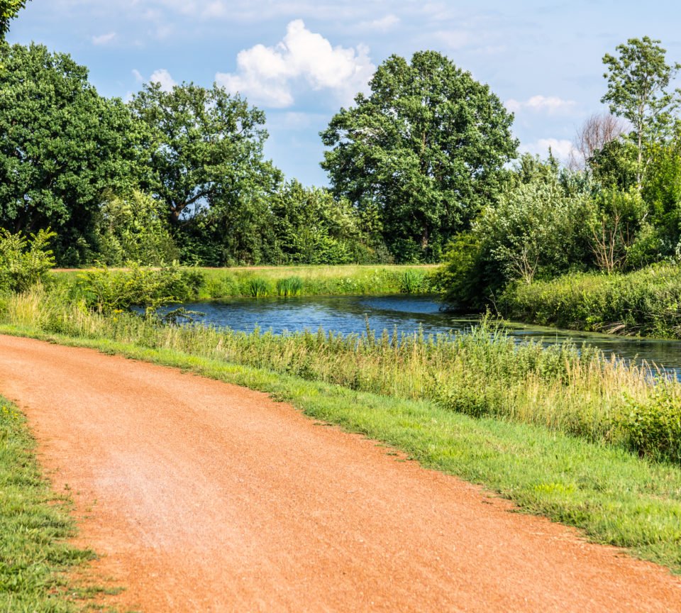 Abbiegende Bocholter Aa mit Radweg Bocholt
