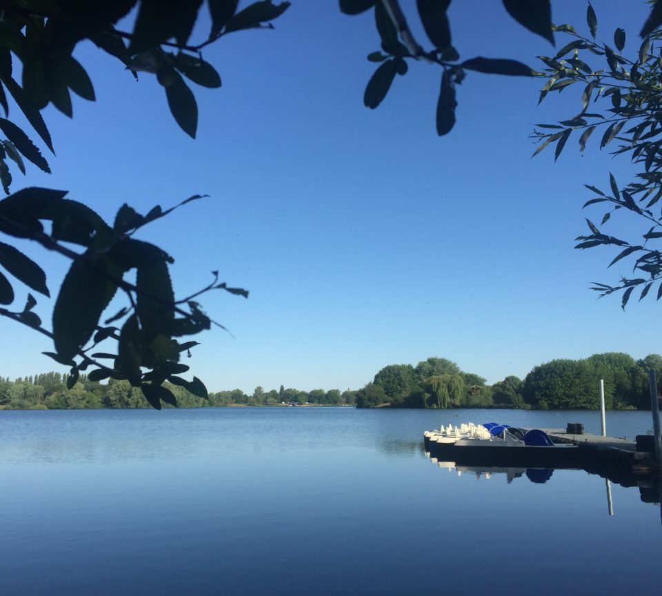 Uferblick auf ruhenden Aasee mit Bootssteg Bocholt