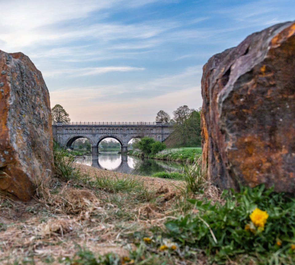 Blick durch Gestein auf die Stever Bogenbruecke in Olfen Hohe Mark