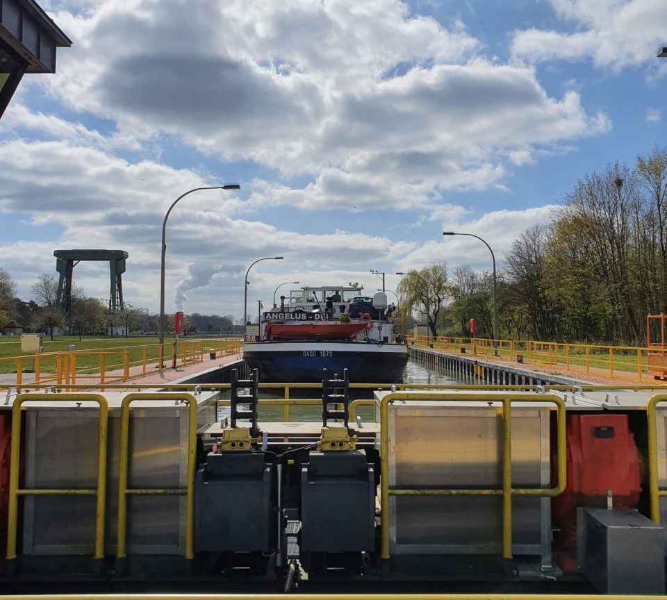 Schleuse Datteln Ausfahrt eines Frachtschiffes Hohe Mark RadRoute