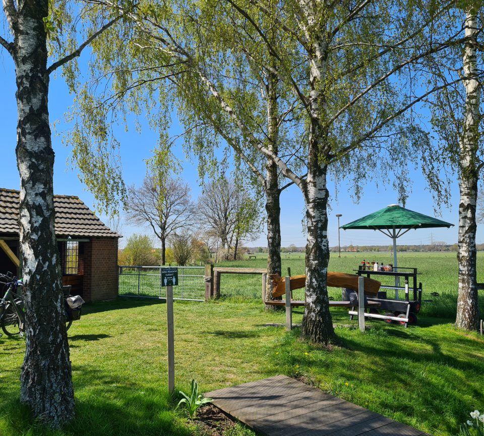 Storchennest Kesseldorf Picknickplatz im Fruehjahr