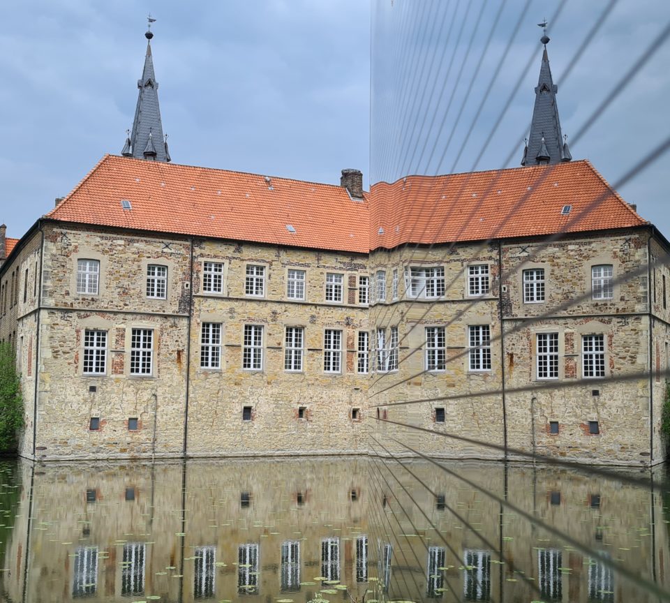 sich spiegelnde Wasser Burg Luedinghausen