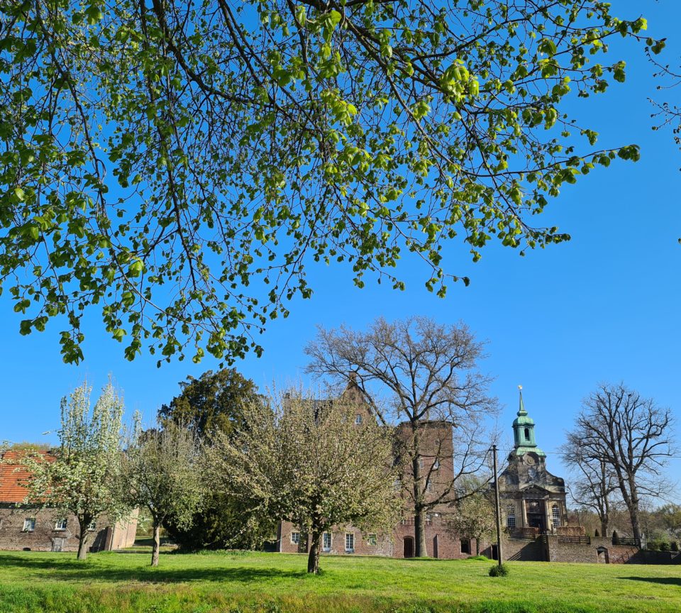 Bluehende Baeume Diersfordter Schloss Tagestour