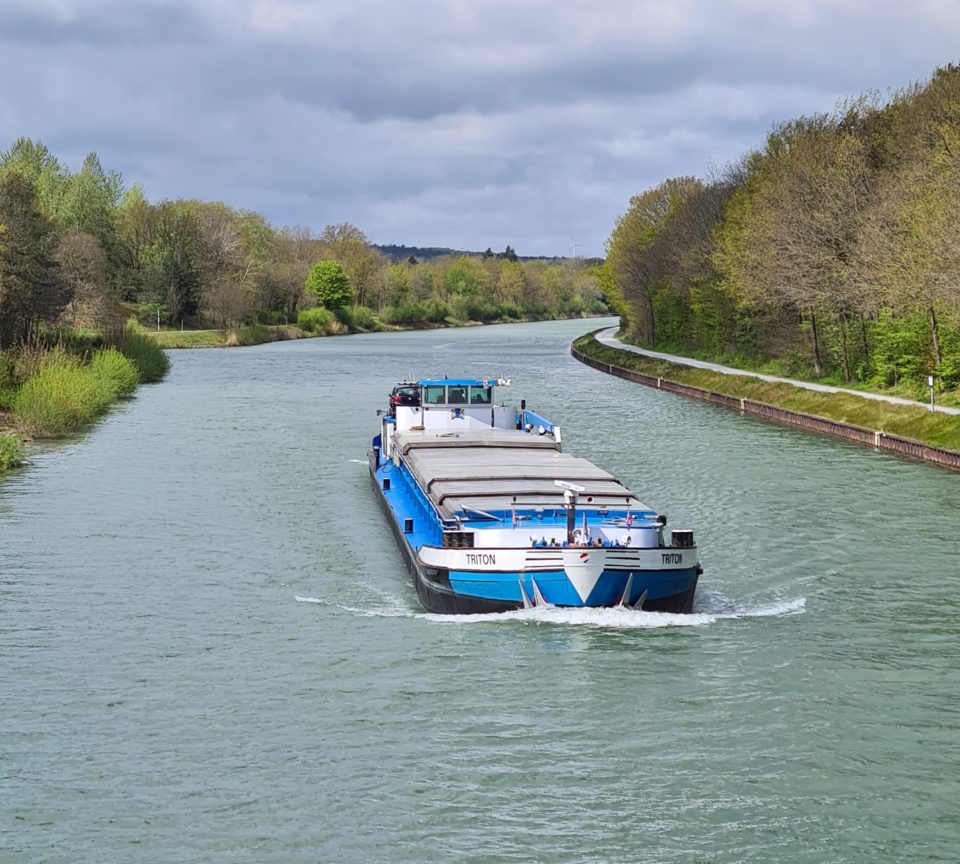 Blick auf beladenes Frachtschiff Wesel-Datteln-Kanal Hohe Mark RadRoute
